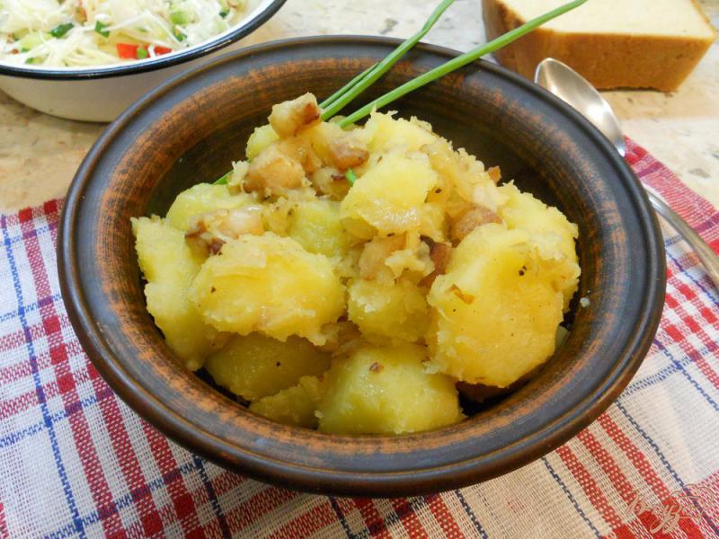 Фото приготовление рецепта: Отварной картофель с жареным салом и луком шаг №6