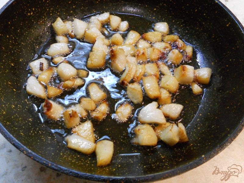 Фото приготовление рецепта: Отварной картофель с жареным салом и луком шаг №3