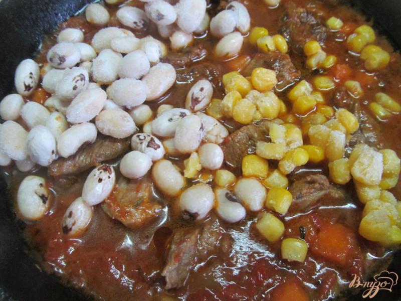 Фото приготовление рецепта: Говядина с фасолью и кукурузой в томатном соусе шаг №5