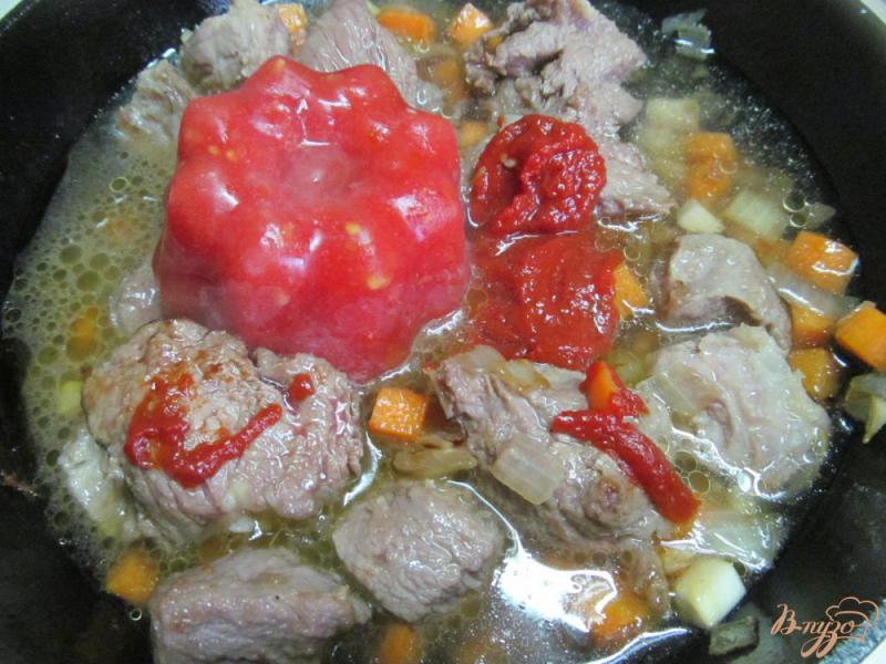 Фото приготовление рецепта: Говядина с фасолью и кукурузой в томатном соусе шаг №4