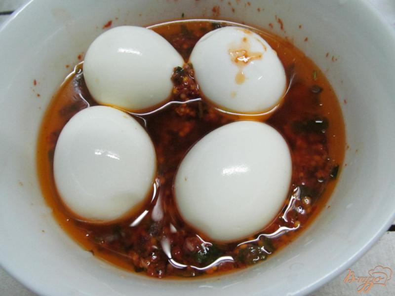Фото приготовление рецепта: Варенные яйца в маринаде шаг №5