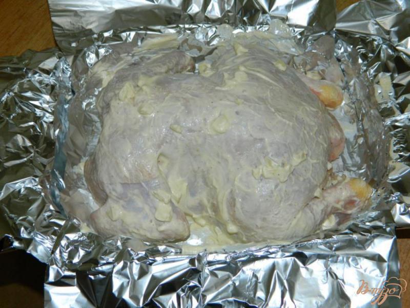 Фото приготовление рецепта: Курица с чесноком запеченная в духовке шаг №4