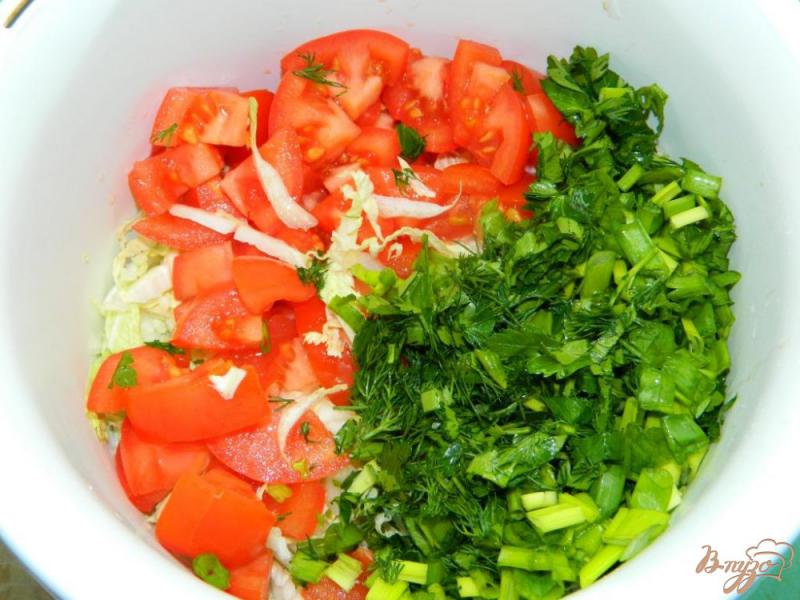 Фото приготовление рецепта: Салат из пекинской капусты с помидорами шаг №2