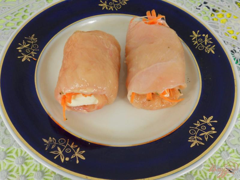 Фото приготовление рецепта: Куриные рулетики с брынзой и морковью на пару шаг №4