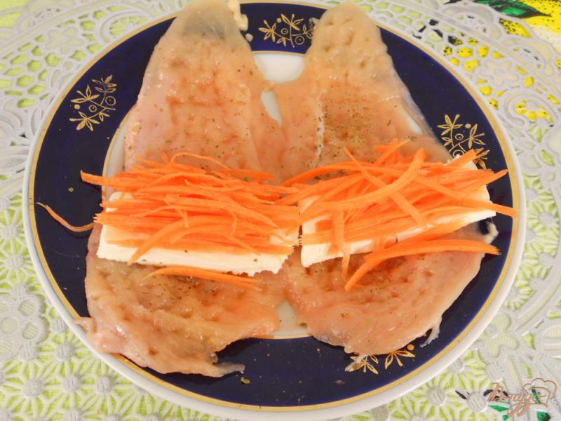 Фото приготовление рецепта: Куриные рулетики с брынзой и морковью на пару шаг №3