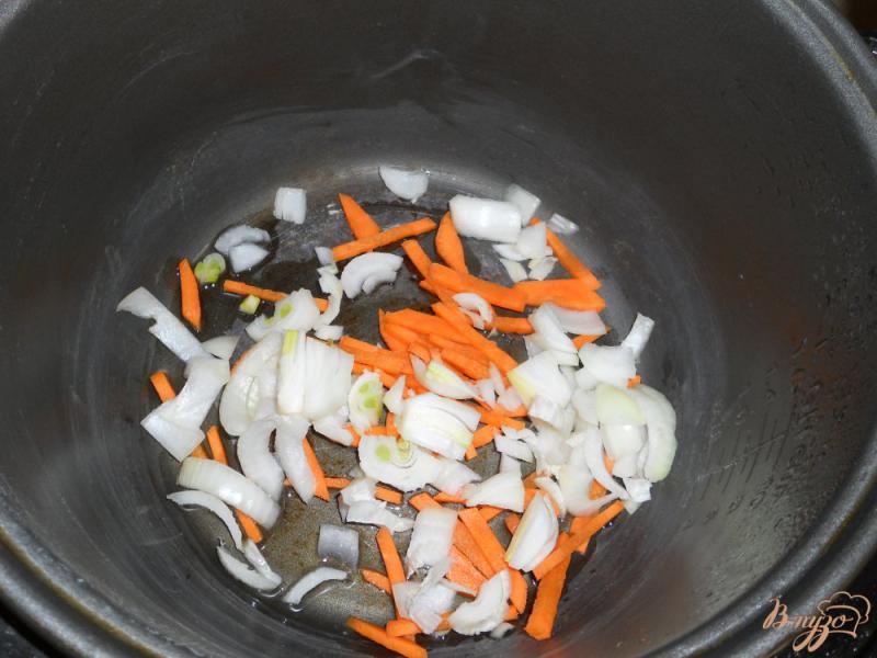 Фото приготовление рецепта: Говяжья печень с луком и морковью в мультиварке шаг №4