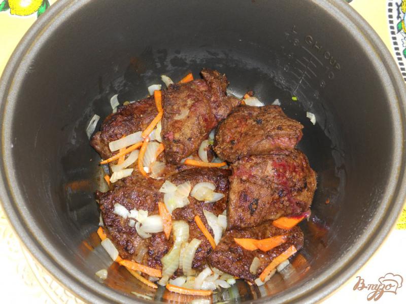 Фото приготовление рецепта: Говяжья печень с луком и морковью в мультиварке шаг №5