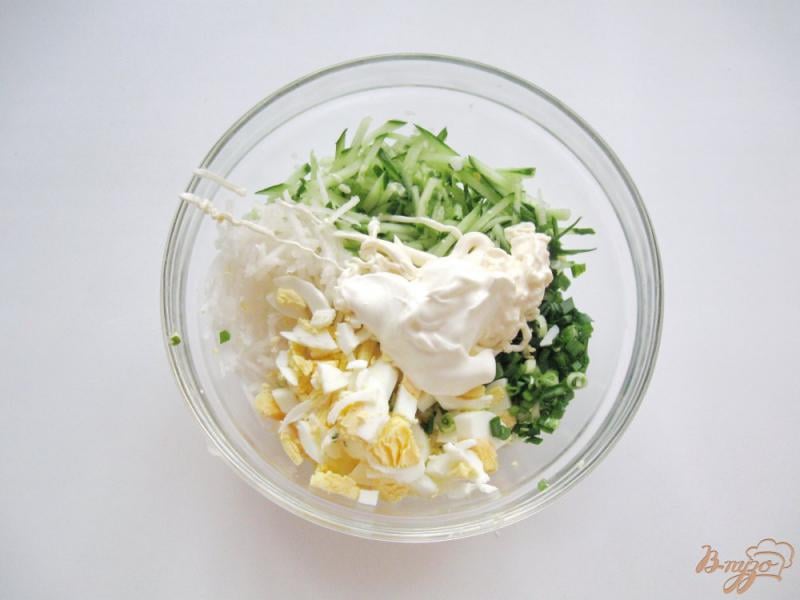 Фото приготовление рецепта: Салат с редькой и свежим огурцом шаг №5