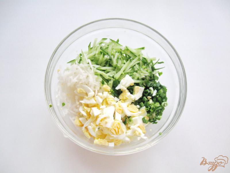 Фото приготовление рецепта: Салат с редькой и свежим огурцом шаг №4