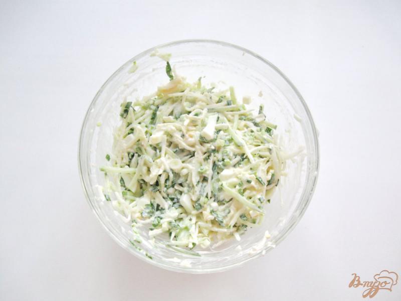 Фото приготовление рецепта: Салат с редькой и свежим огурцом шаг №6