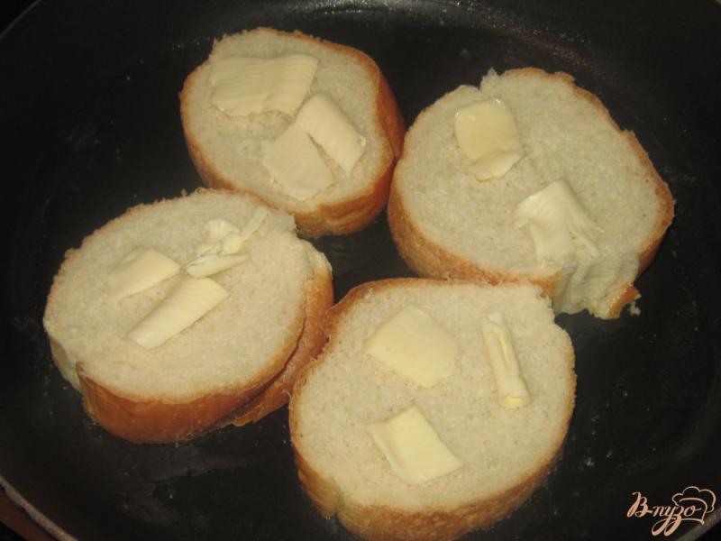 Фото приготовление рецепта: Гренки с сырно-яичной намазкой шаг №1