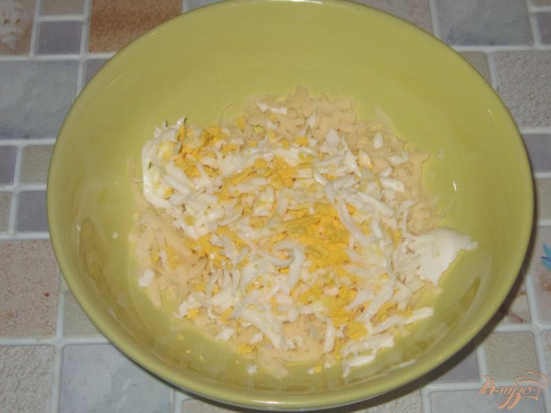 Фото приготовление рецепта: Гренки с сырно-яичной намазкой шаг №3
