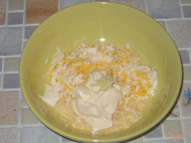 Фото приготовление рецепта: Гренки с сырно-яичной намазкой шаг №4