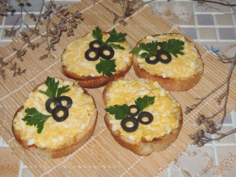 Фото приготовление рецепта: Гренки с сырно-яичной намазкой шаг №6