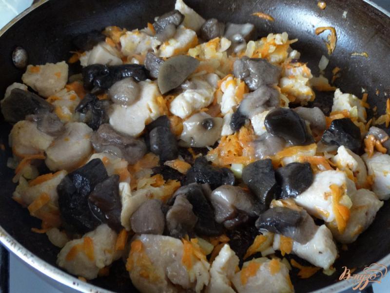Фото приготовление рецепта: Капуста тушеная с лесными грибами и филе шаг №3