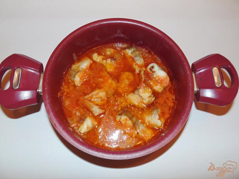 Фото приготовление рецепта: Минтай в томатном соусе шаг №6