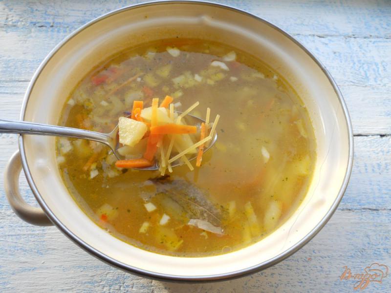 Фото приготовление рецепта: Куриный суп с вермишелью и болгарским перцем шаг №5