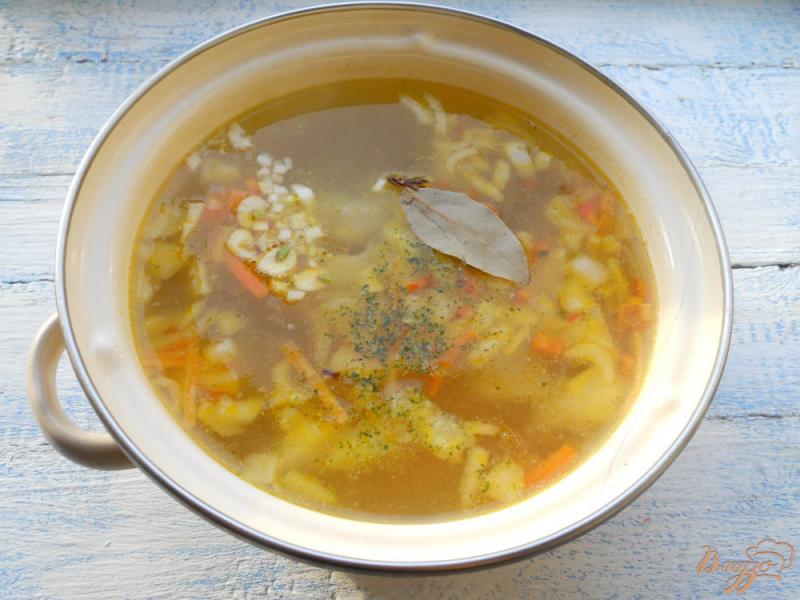 Фото приготовление рецепта: Куриный суп с вермишелью и болгарским перцем шаг №4