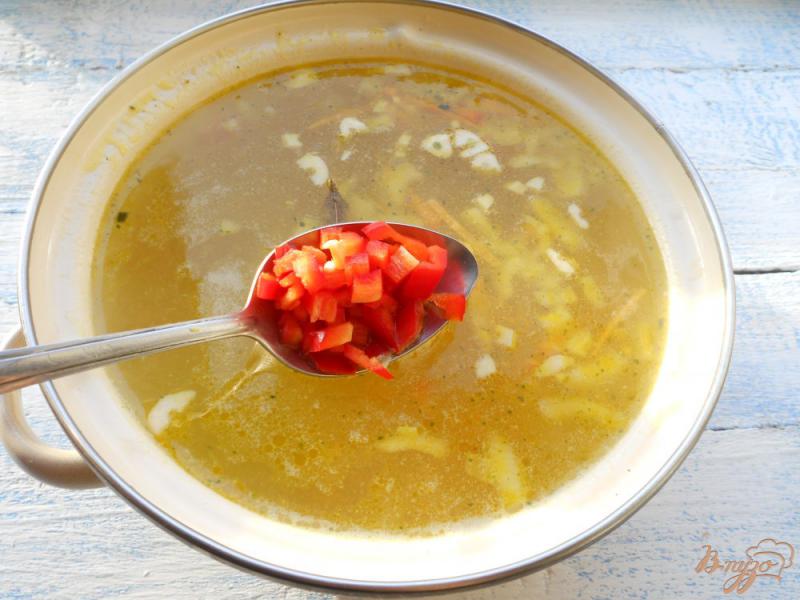 Фото приготовление рецепта: Куриный суп с вермишелью и болгарским перцем шаг №6