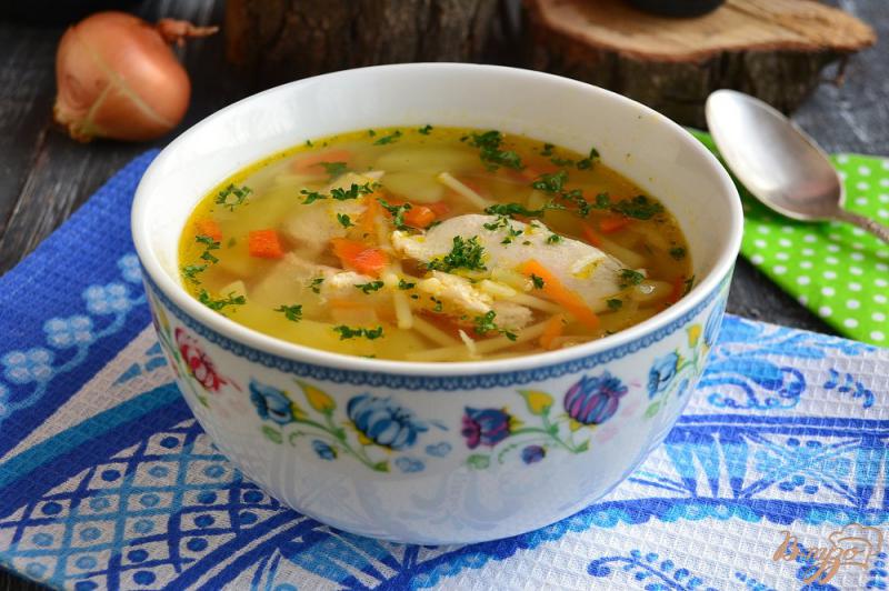 Фото приготовление рецепта: Куриный суп с вермишелью и болгарским перцем шаг №7
