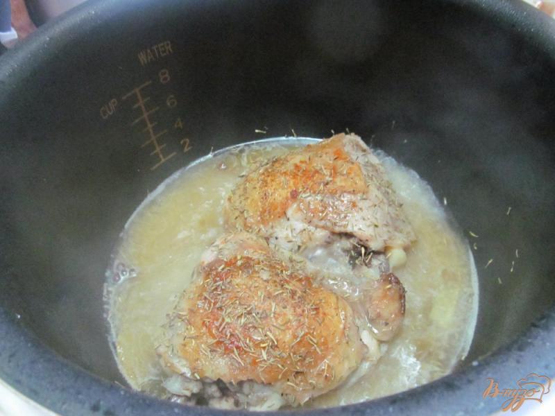 Фото приготовление рецепта: Жареная курица с розмарином и тимьяном шаг №4
