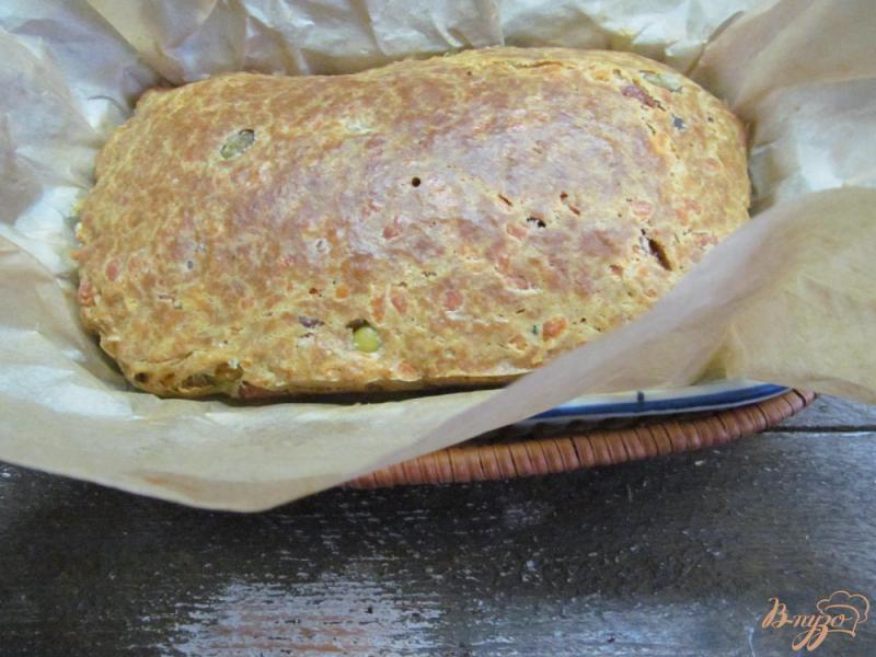 Фото приготовление рецепта: Пирог с оливками и беконом шаг №8