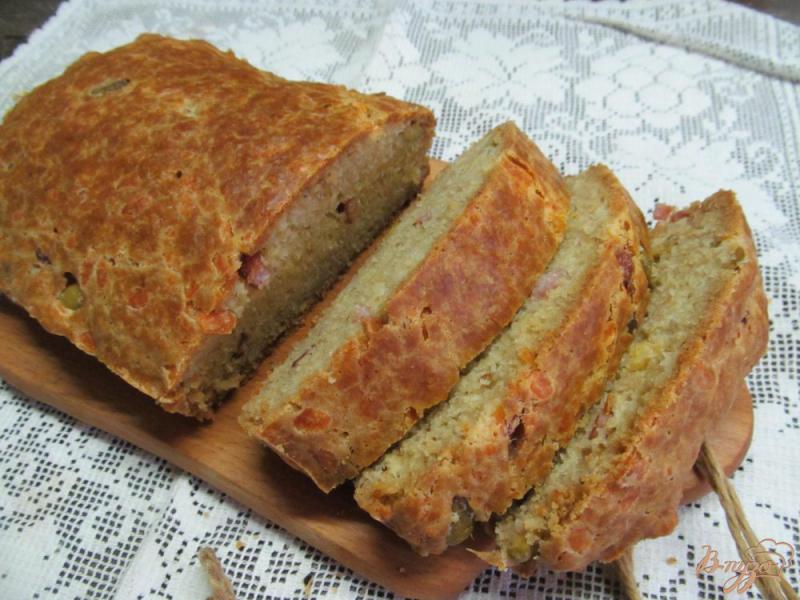 Фото приготовление рецепта: Пирог с оливками и беконом шаг №9