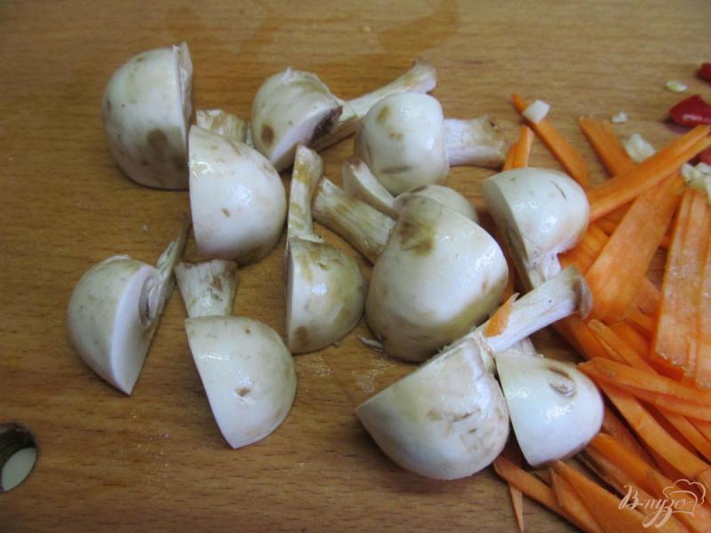 Фото приготовление рецепта: Кукурузная каша с овощами и грибами шаг №5