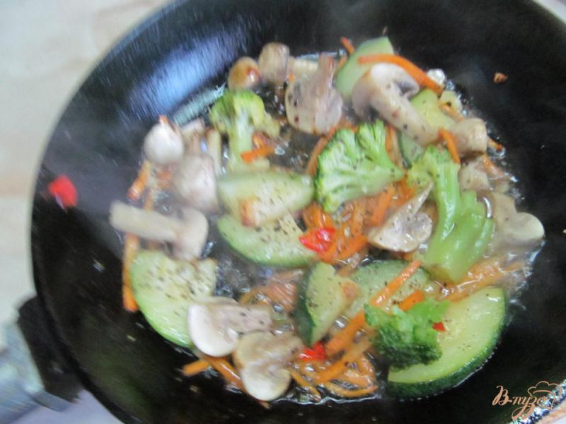 Фото приготовление рецепта: Кукурузная каша с овощами и грибами шаг №7