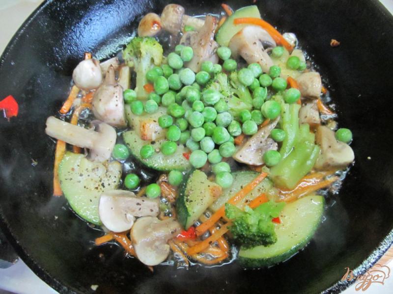 Фото приготовление рецепта: Кукурузная каша с овощами и грибами шаг №8