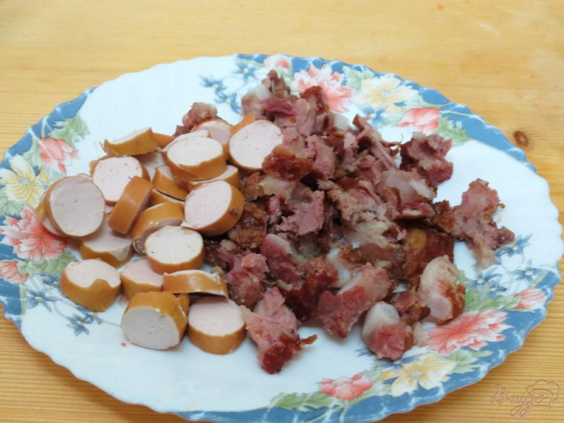 Фото приготовление рецепта: Квашеная капуста тушёная с копчёностями и сосисками шаг №5