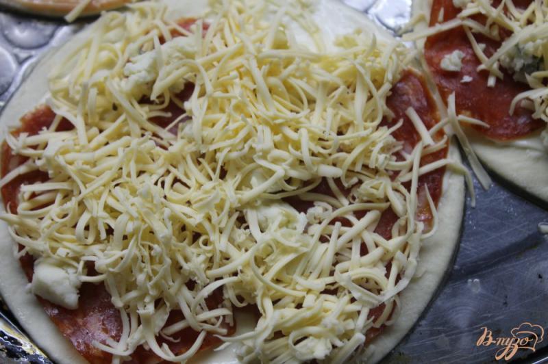 Фото приготовление рецепта: Мини пицца с « Папперони» и сыром шаг №4