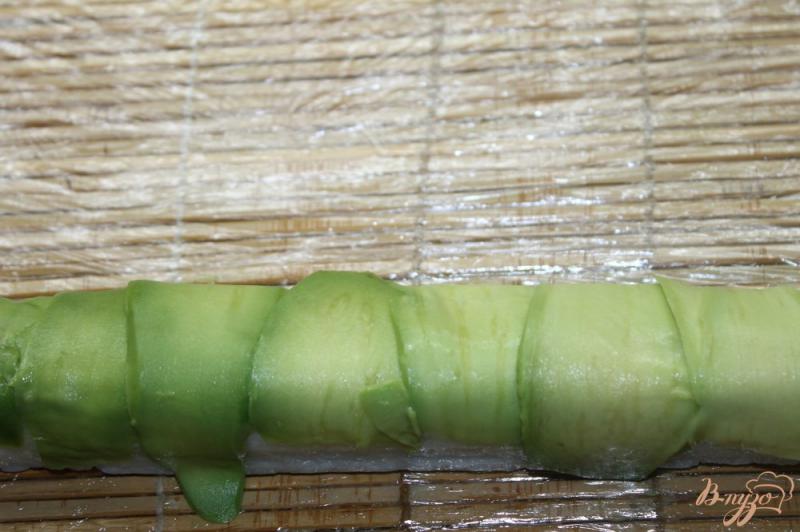 Фото приготовление рецепта: Ролл с авокадо « Зеленый дракон» шаг №6
