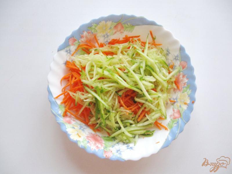 Фото приготовление рецепта: Салат с морковью, огурцом и капустой шаг №2