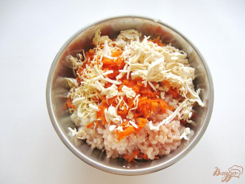 Фото приготовление рецепта: Котлеты из курицы с морковью и плавленым сыром шаг №2