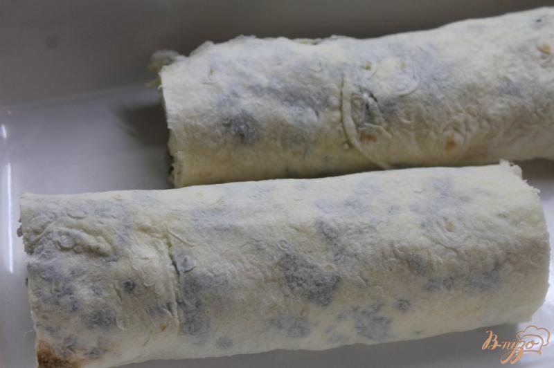 Фото приготовление рецепта: Закуска из лаваша с сыром, колбасой и зеленью шаг №5