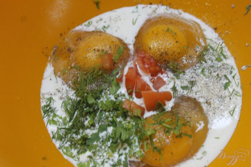 Фото приготовление рецепта: Омлет с помидором, зеленью и колбасой шаг №3