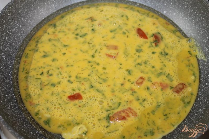 Фото приготовление рецепта: Омлет с помидором, зеленью и колбасой шаг №4