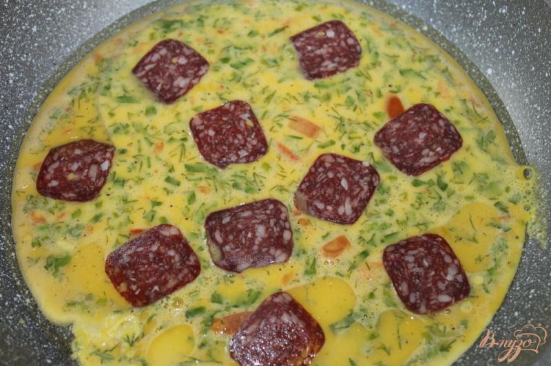 Фото приготовление рецепта: Омлет с помидором, зеленью и колбасой шаг №5