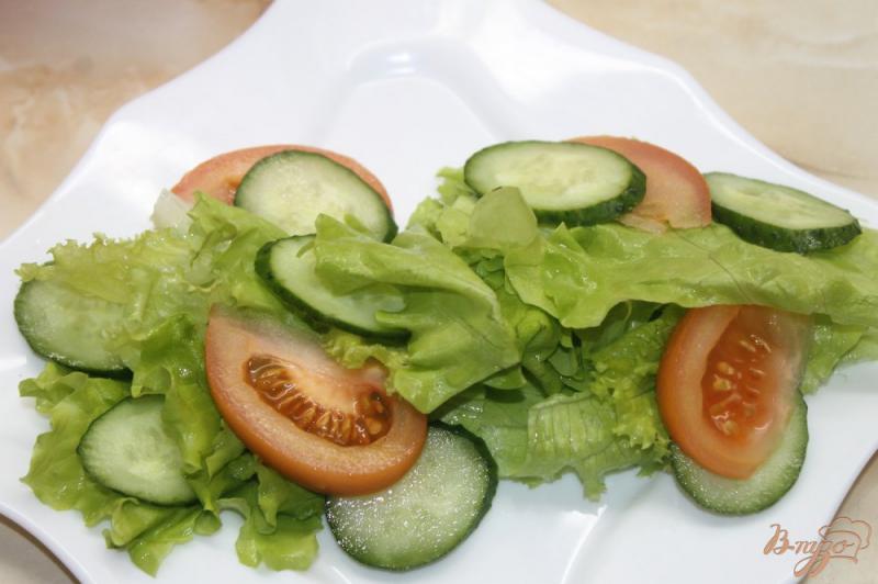 Фото приготовление рецепта: Листовой салат с грибами шаг №4