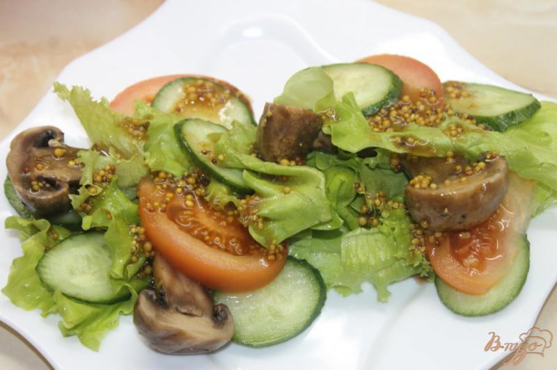 Фото приготовление рецепта: Листовой салат с грибами шаг №5