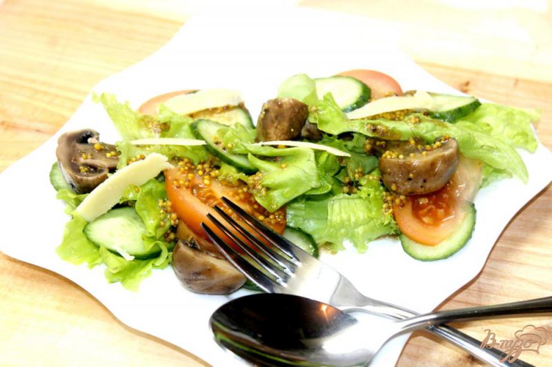 Фото приготовление рецепта: Листовой салат с грибами шаг №6