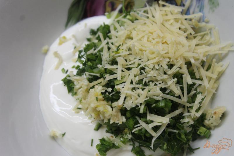 Фото приготовление рецепта: Сметанный соус с зеленью и пармезаном шаг №4