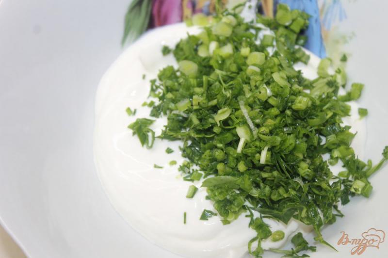 Фото приготовление рецепта: Сметанный соус с зеленью и пармезаном шаг №2