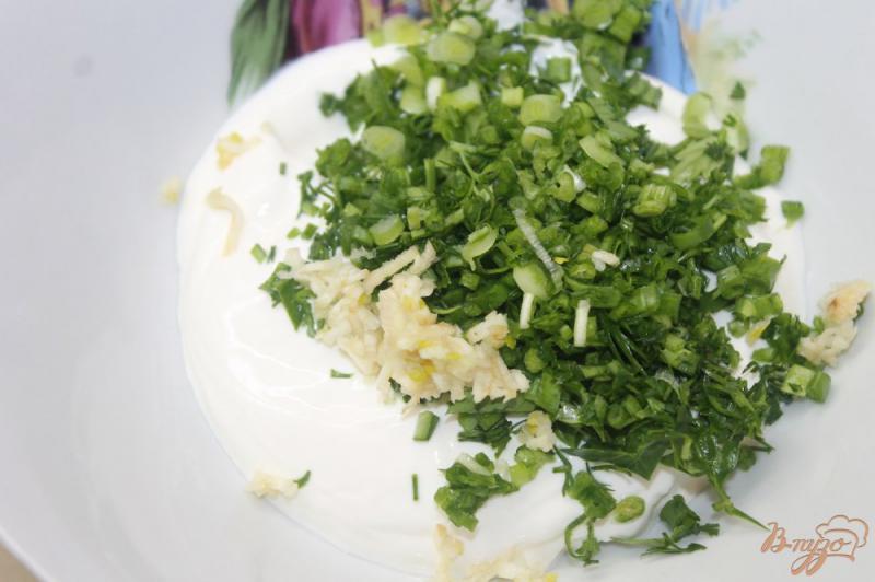 Фото приготовление рецепта: Сметанный соус с зеленью и пармезаном шаг №3