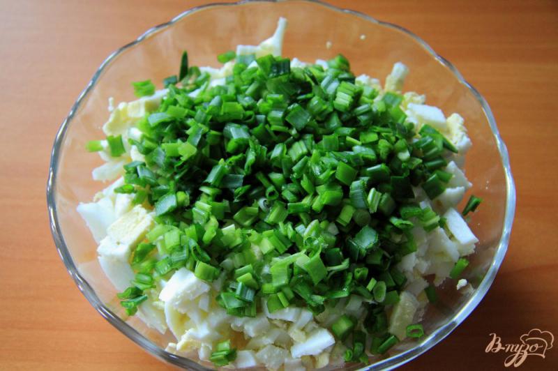 Фото приготовление рецепта: Жареный лаваш с яйцами и зеленым луком шаг №2