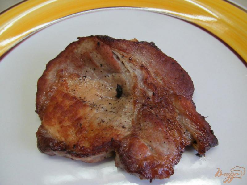 Фото приготовление рецепта: Свиной стейк под остро-сливочным маслом шаг №6