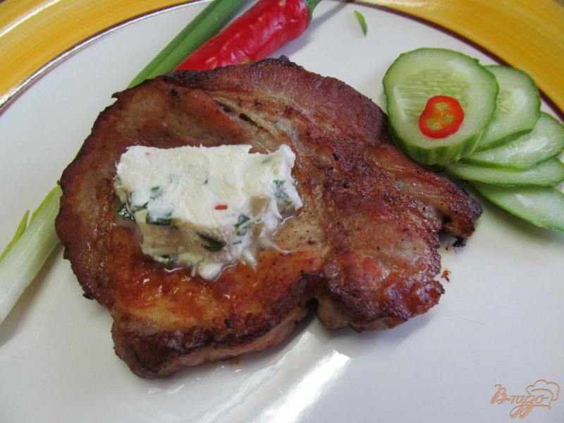 Фото приготовление рецепта: Свиной стейк под остро-сливочным маслом шаг №7