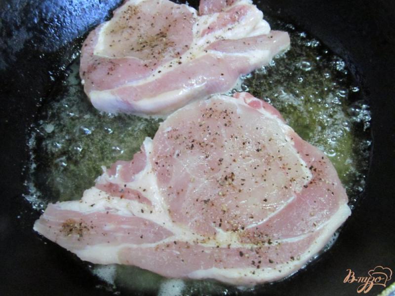Фото приготовление рецепта: Свиной стейк под остро-сливочным маслом шаг №5