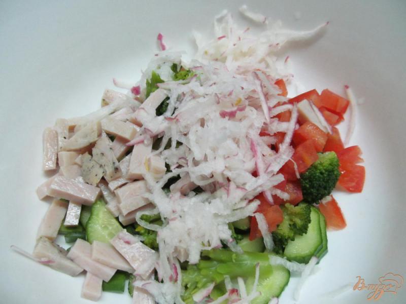 Фото приготовление рецепта: Салат с бужениной и брокколи шаг №4